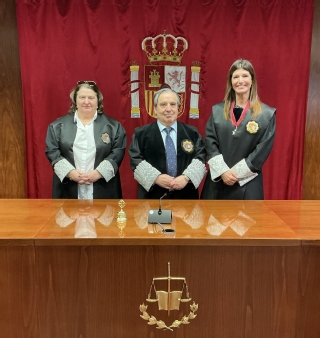 Los tres magistrados que componen la Sección Segunda de la Audiencia de Navarra: de izquierda a derecha, Aurora Ruiz Ferreiro, José Francisco Cobo Sáenz, presidente, y Mari Paz Benito Osés